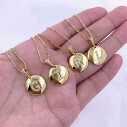 Colar medalha de letra inicial com zircônias cravejadas antialérgico banhado a ouro 18k