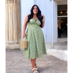 Vestido Midi Plus Size Floral Romântico com Bojo, Fenda e Detalhe em Elastex
