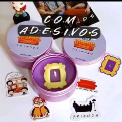 Vela aromática Friends 90g com adesivos e vários aromas