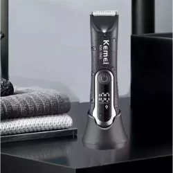 Aparador Elétrico KM-1845 Recarregável USB Com Luz Ideal Para Depilação Íntima Cortes de Cabelos e Pelos, com base e LED