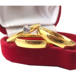 Par de Alianças Anatômica de Casamento Banhada Lisa Polida + Anel Solitário
