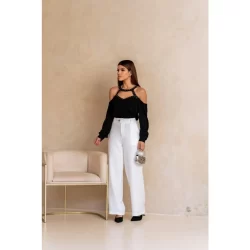 Blusa ombro amostra crepe, com decote em pedrarias, fechamento nas costas com botão e regulagem na barra da manga
