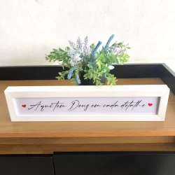 Quadrinho 40X10  AQUI TEM DEUS EM CADA DETALHE coração vermelho para sala/rack/quarto/decoração