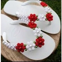 Chinelo personalizado com tramas de perolas