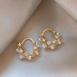 Brincos de Ouro com Pérola e Diamantes em Formato U - Acessório Elegante para Looks Diurnos e Noturnos