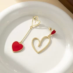 Brincos assimétricos em forma de coração Pingente de amor Pingente de amor Pingente de coração Brincos assimétricos Avant-Garde Fema